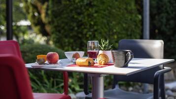 Petit déjeuner buffet servi tous les jours en supplément