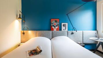 Bureau, espace de travail pour ordinateur portable, rideaux occultants