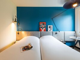 Escritorio, espacio para trabajar con un portátil, cortinas opacas