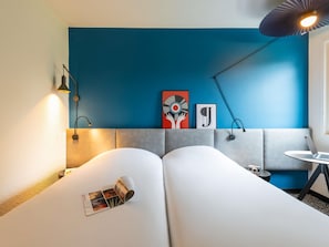 Schreibtisch, laptopgeeigneter Arbeitsplatz, Verdunkelungsvorhänge