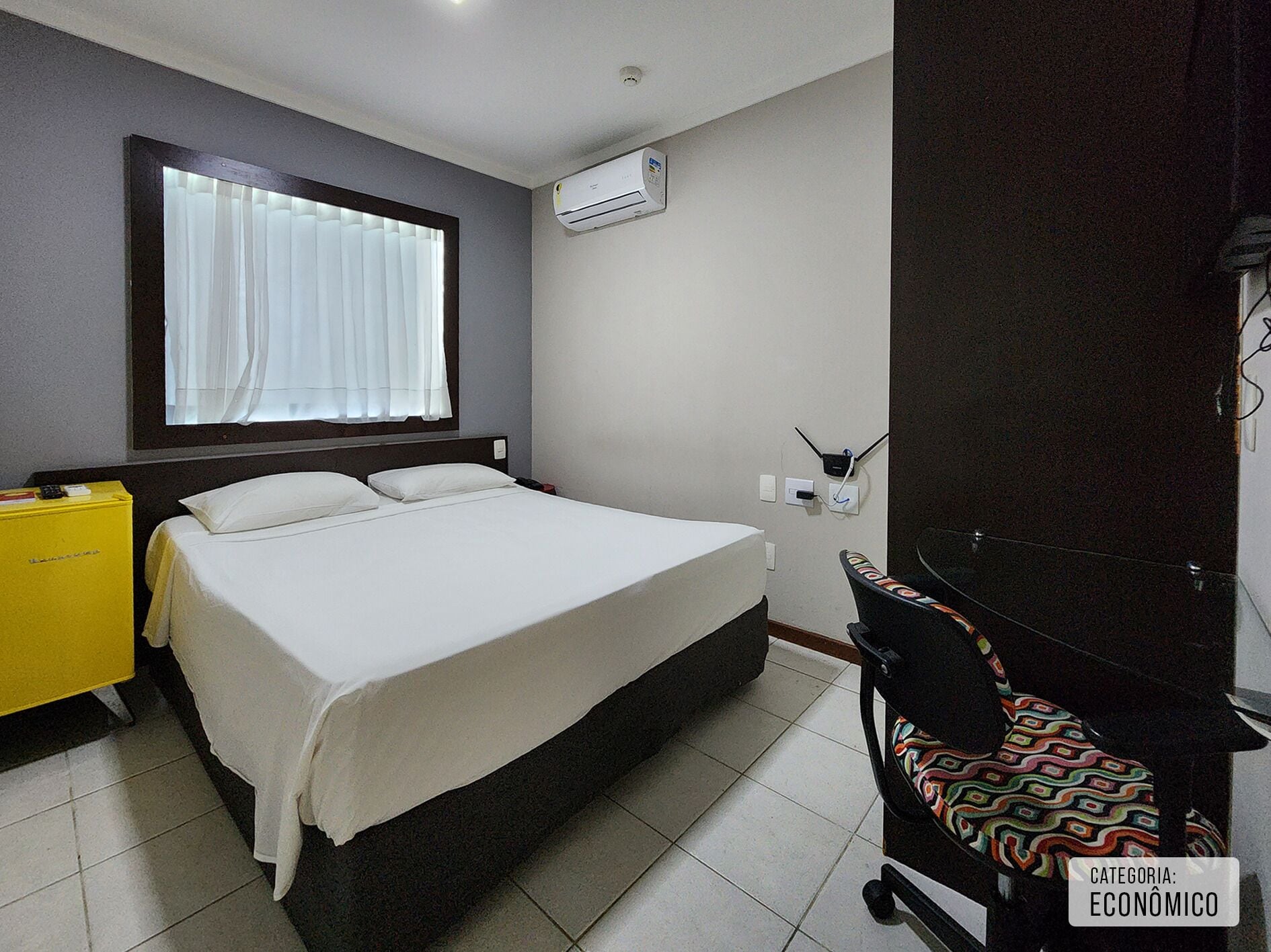 经济双人房 | 迷你吧、客房内保险箱、办公桌、遮光窗帘