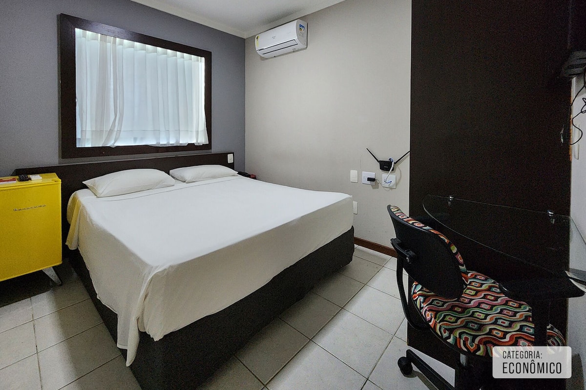 经济双人房 | 迷你吧、客房内保险箱、办公桌、遮光窗帘