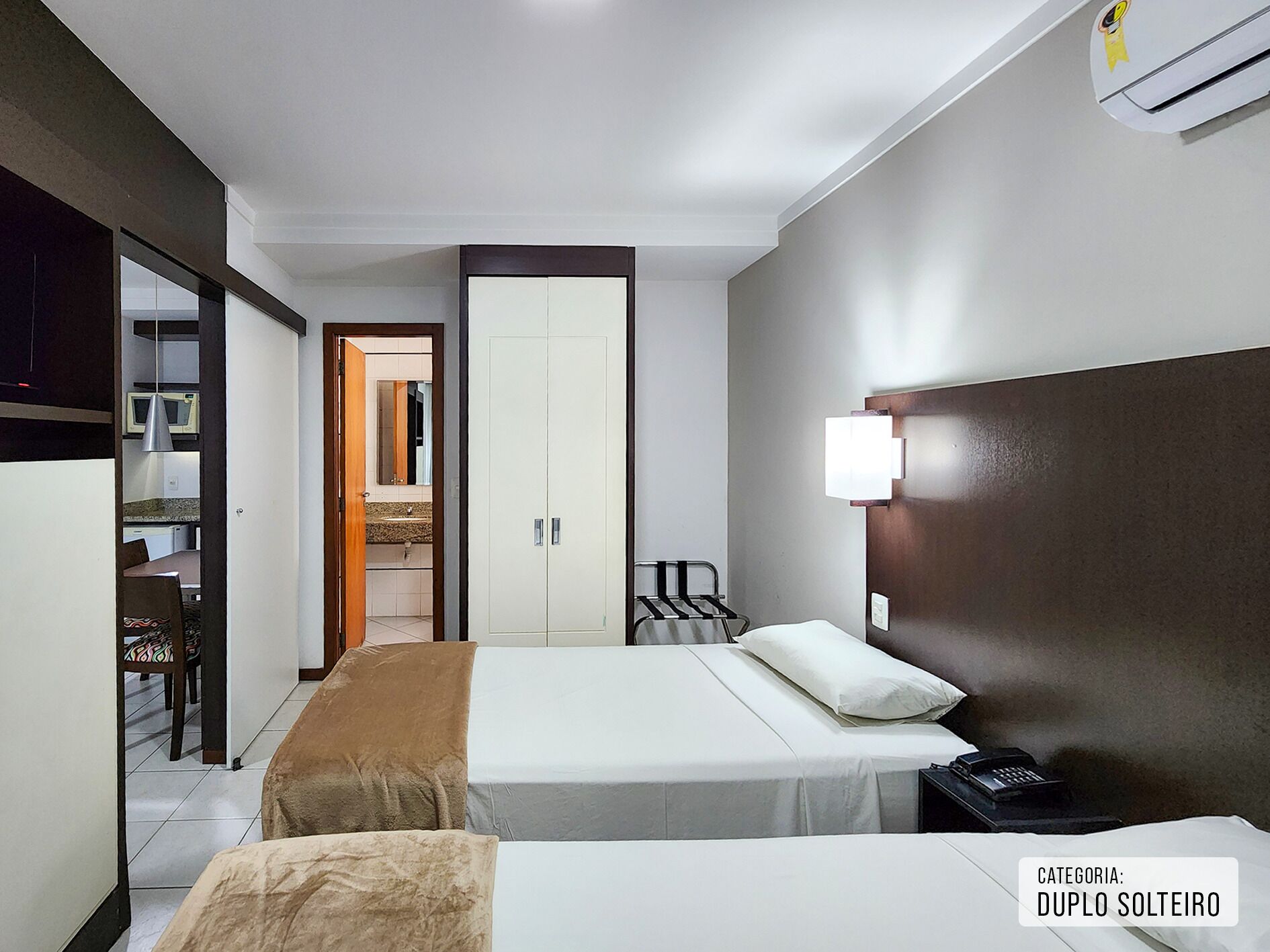 Single Room | Minibar, in-room safe, desk, blackout drapes