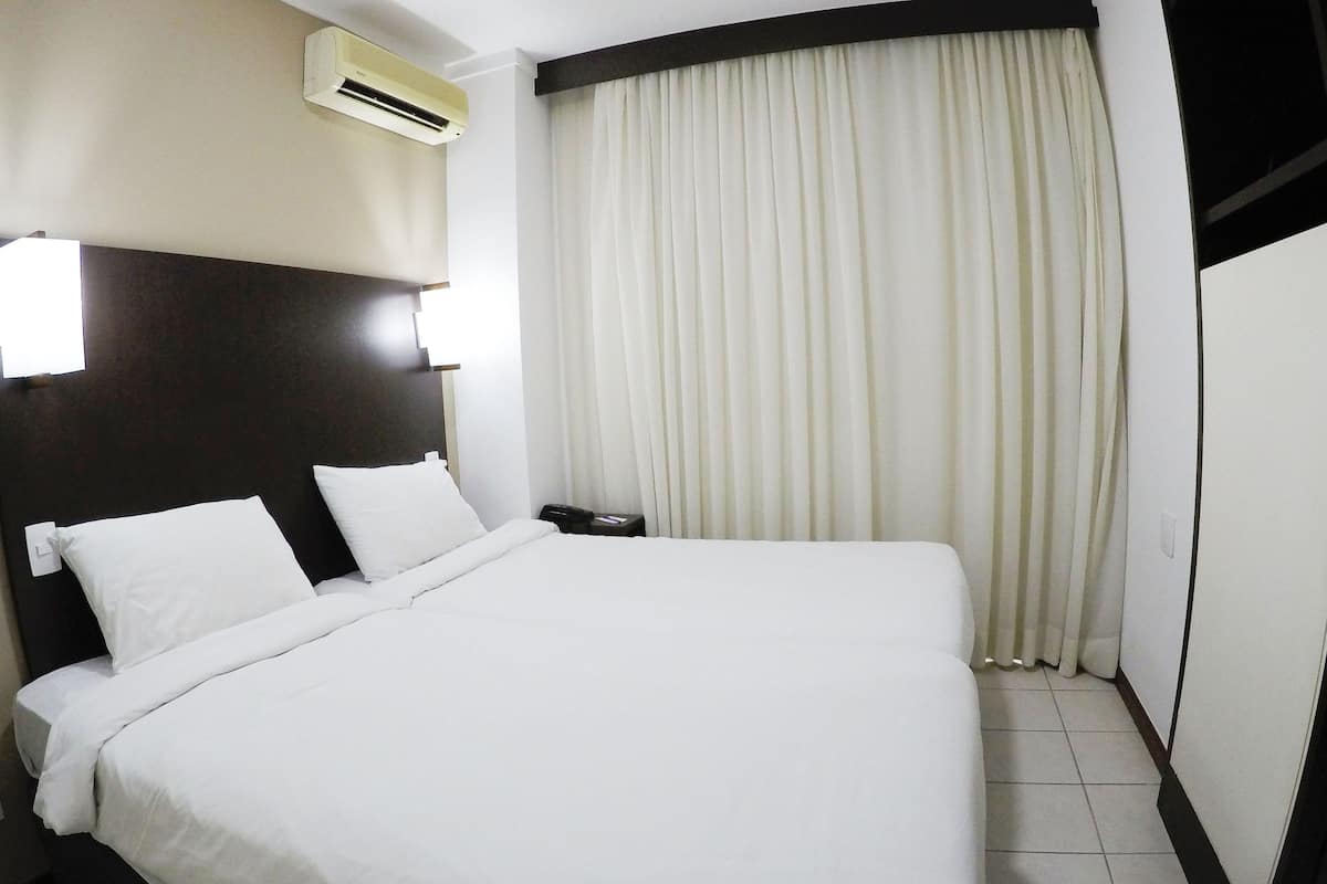 Single Room | Minibar, in-room safe, desk, blackout drapes