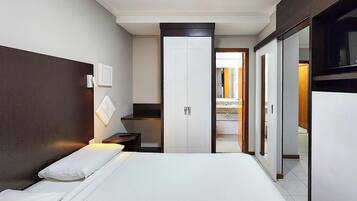 Executive Suite | Minibar, in-room safe, desk, blackout drapes