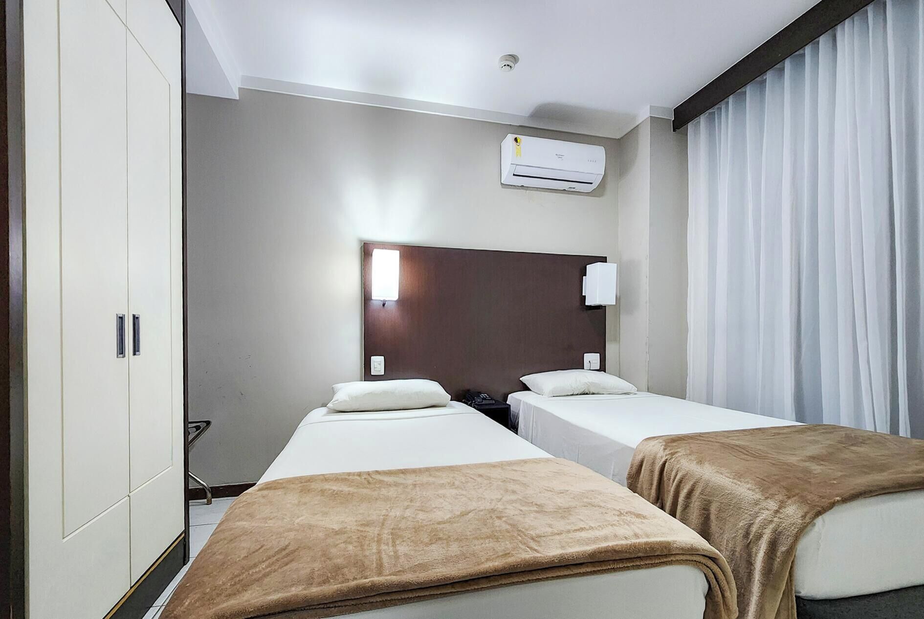 Single Room | Minibar, in-room safe, desk, blackout curtains