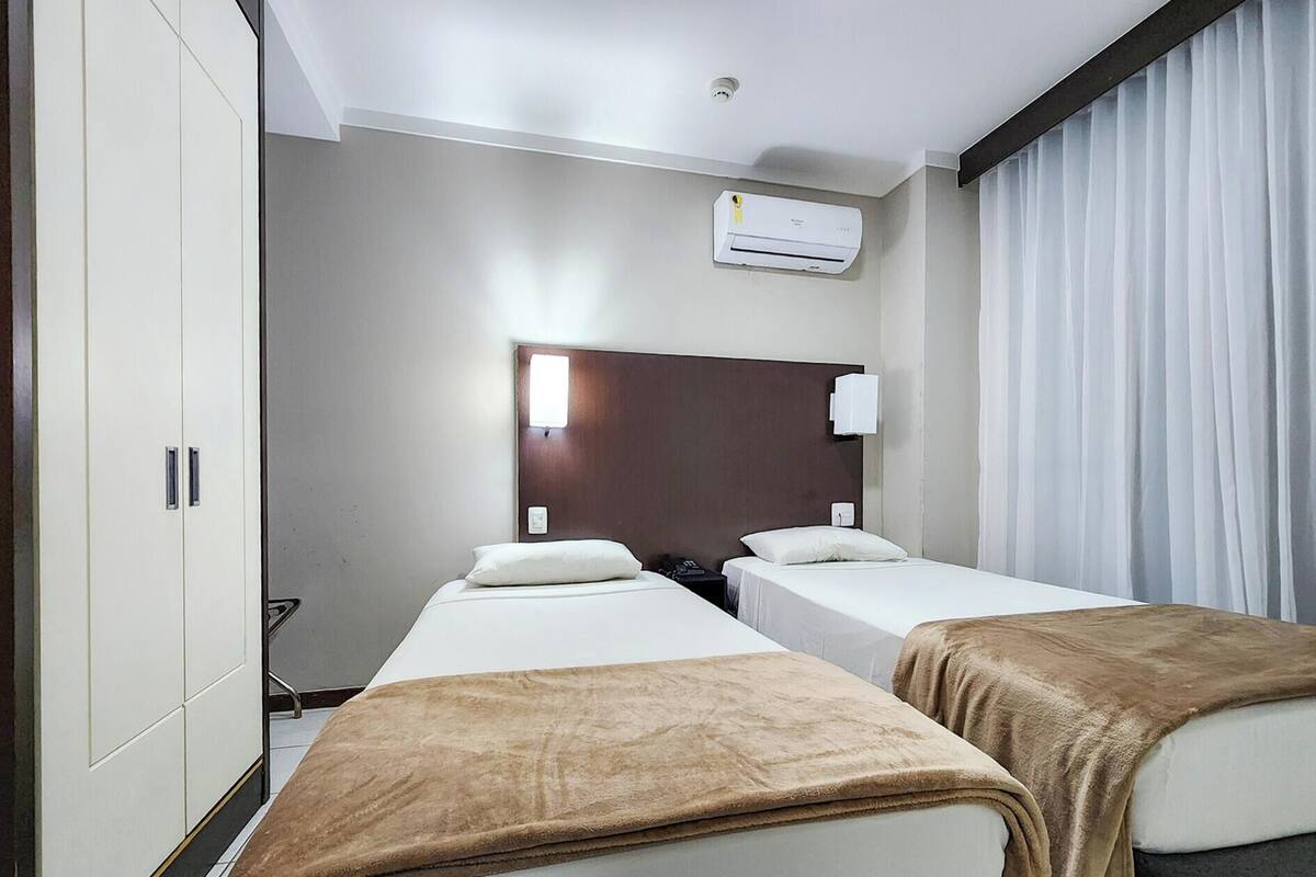 Single Room | Minibar, in-room safe, desk, blackout curtains