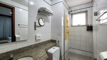 Quarto solteiro | Banheiro | Chuveiro, produtos de toalete grátis, secador de cabelo