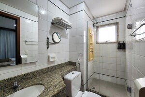 Single Room | Bathroom | Shower, free toiletries, hair dryer, towels
