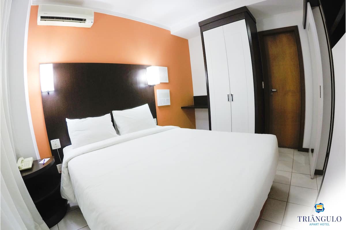 Executive Suite | Minibar, in-room safe, desk, blackout drapes