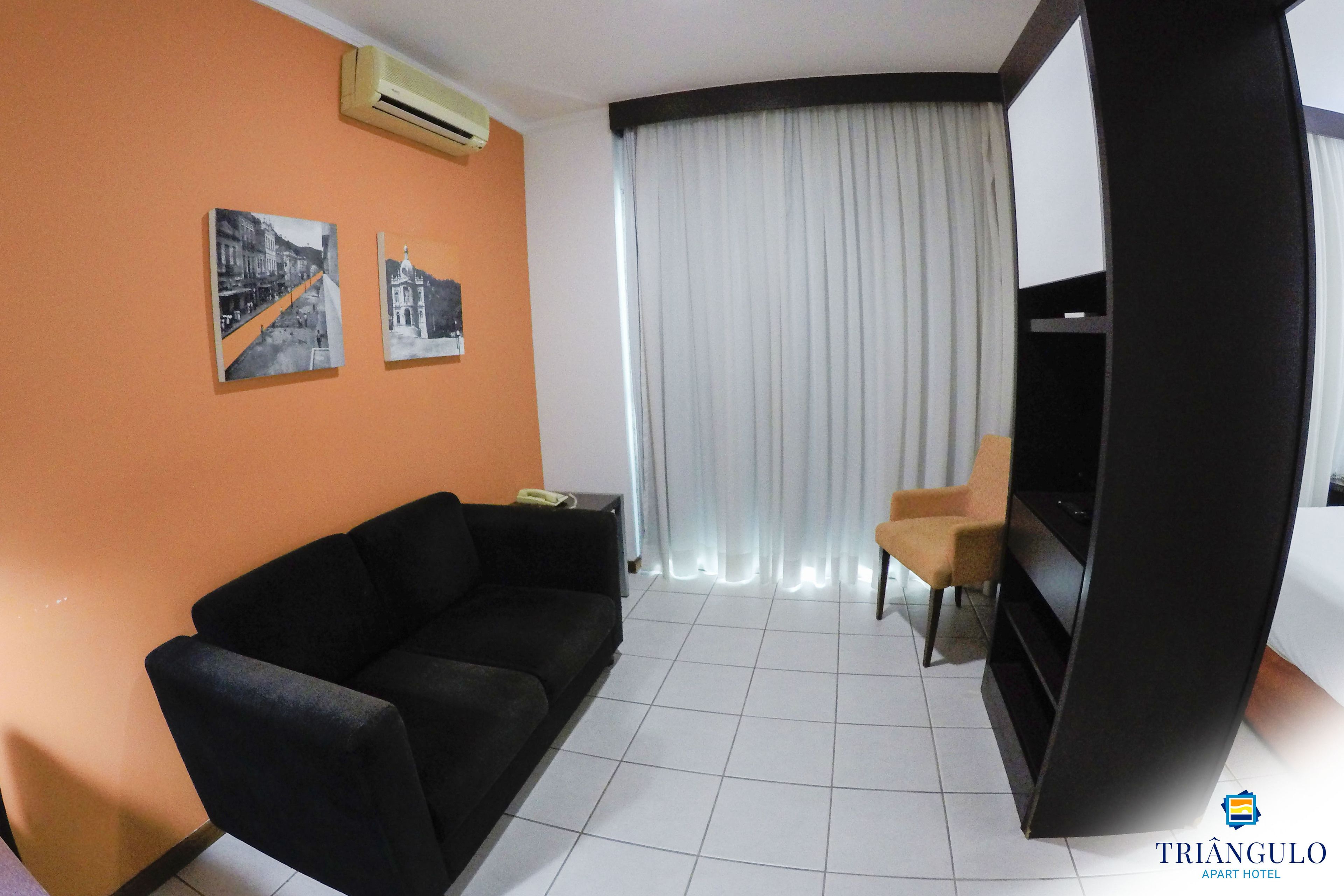 executive suite | living area | 32-inch lcd tv with cable channels, tv