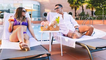 Een seizoensgebonden buitenzwembad, parasols voor strand/zwembad