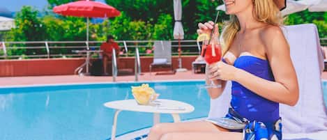 Alberca al aire libre por temporada y sombrillas en la alberca