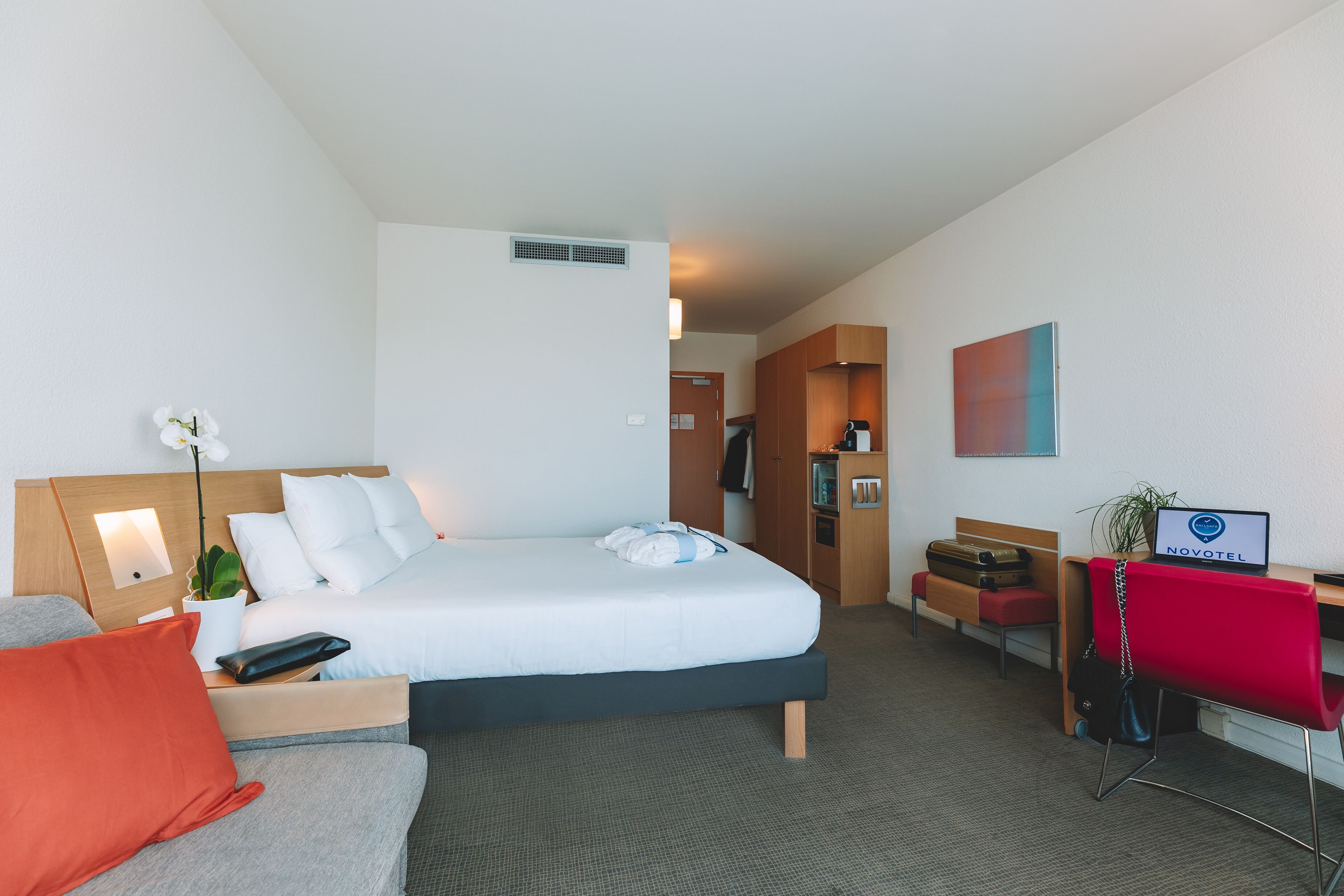 executive room, 1 king bed with sofa bed | premium bedding, down duvets, memory-foam beds, minibar