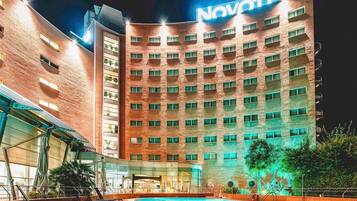 Een seizoensgebonden buitenzwembad, parasols voor strand/zwembad