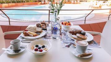 Petit déjeuner buffet servi tous les jours en supplément