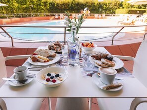 Colazione a buffet a pagamento, servita tutte le mattine 