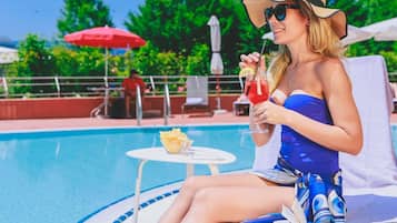 Una piscina al aire libre de temporada (de 11:00 a 20:00), sombrillas