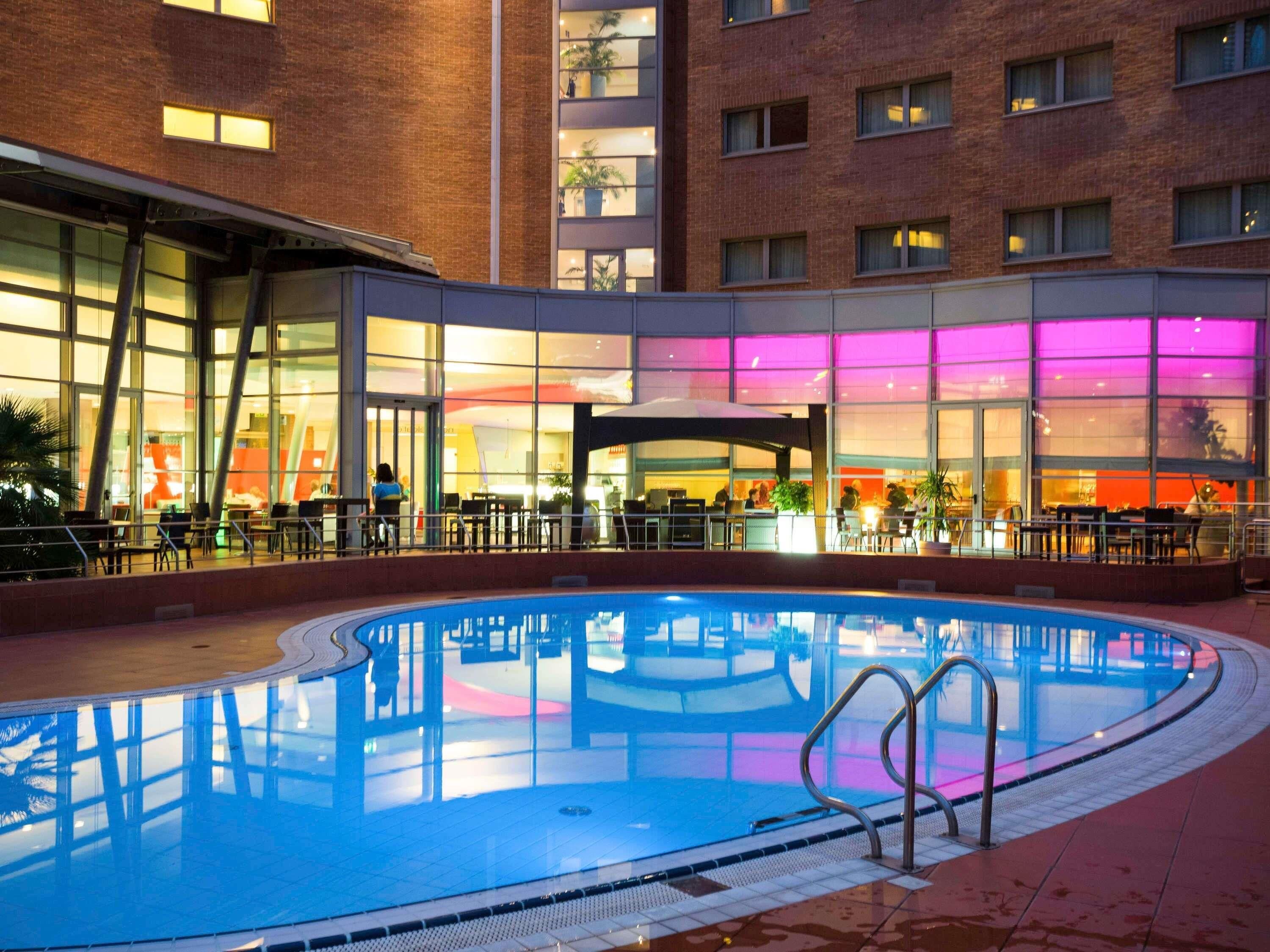 Piscine extérieure (ouverte en saison), parasols de plage