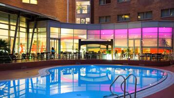 Piscine extérieure (ouverte en saison), parasols de plage
