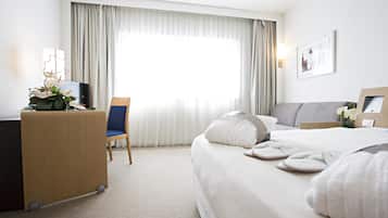 Executive Room, 1 King Bed with Sofa bed | Premium bedding, down comforters, memory foam beds, minibar