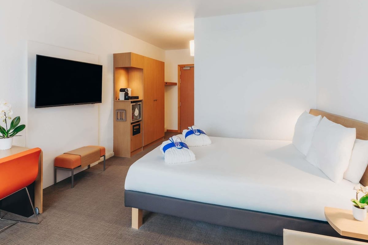 Executive Room, 1 King Bed with Sofa bed