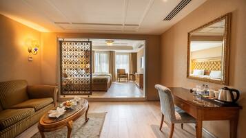 Junior Suite | Bộ đồ giường cao cấp, minibar, két bảo mật tại phòng, bàn