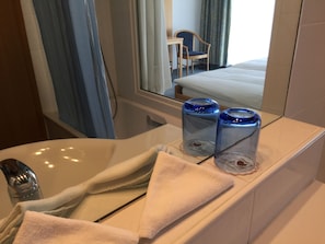 Articles de toilette gratuits, sèche-cheveux, peignoirs