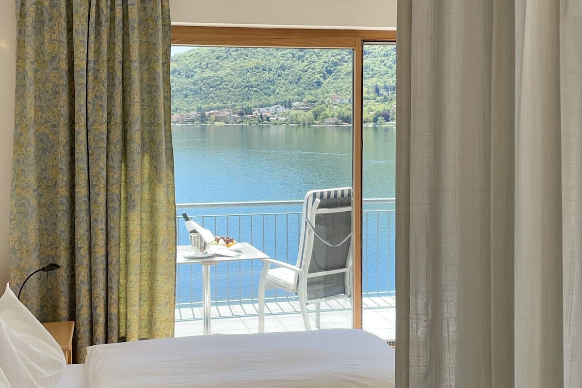 premium bedding, pillow-top beds, in-room safe, desk