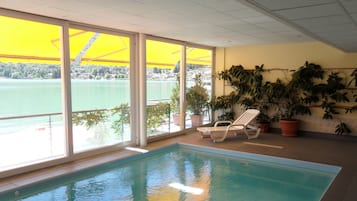 Indendørs pool, åben fra kl. 14.00 til kl. 20.30, liggestole