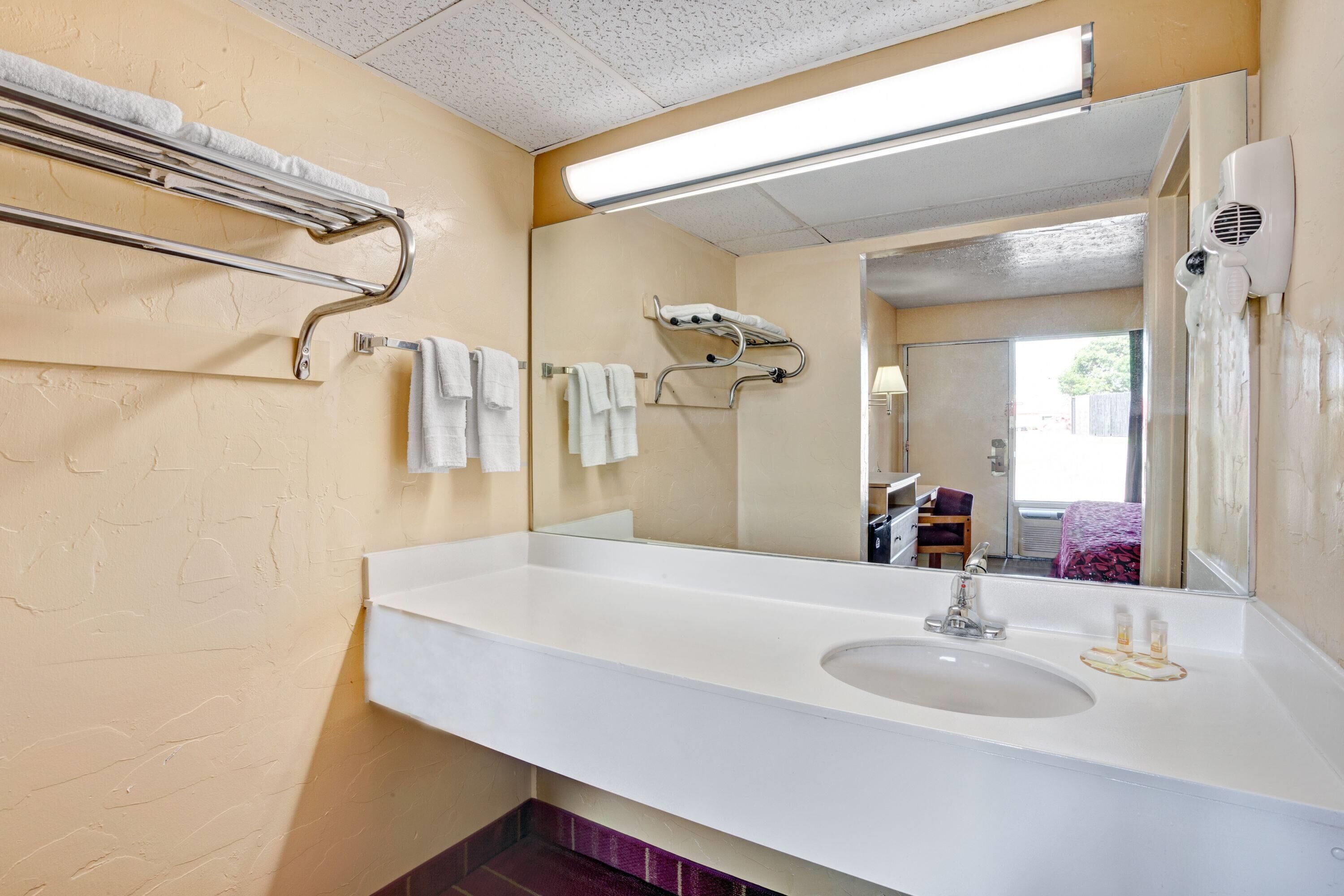 Kombination af bruser/badekar, gratis toiletartikler, hårtørrer