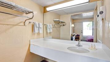 Ensemble douche/baignoire, articles de toilette gratuits, sĂšche-cheveux