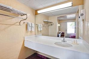 Combined shower/bathtub, free toiletries, hair dryer, towels
