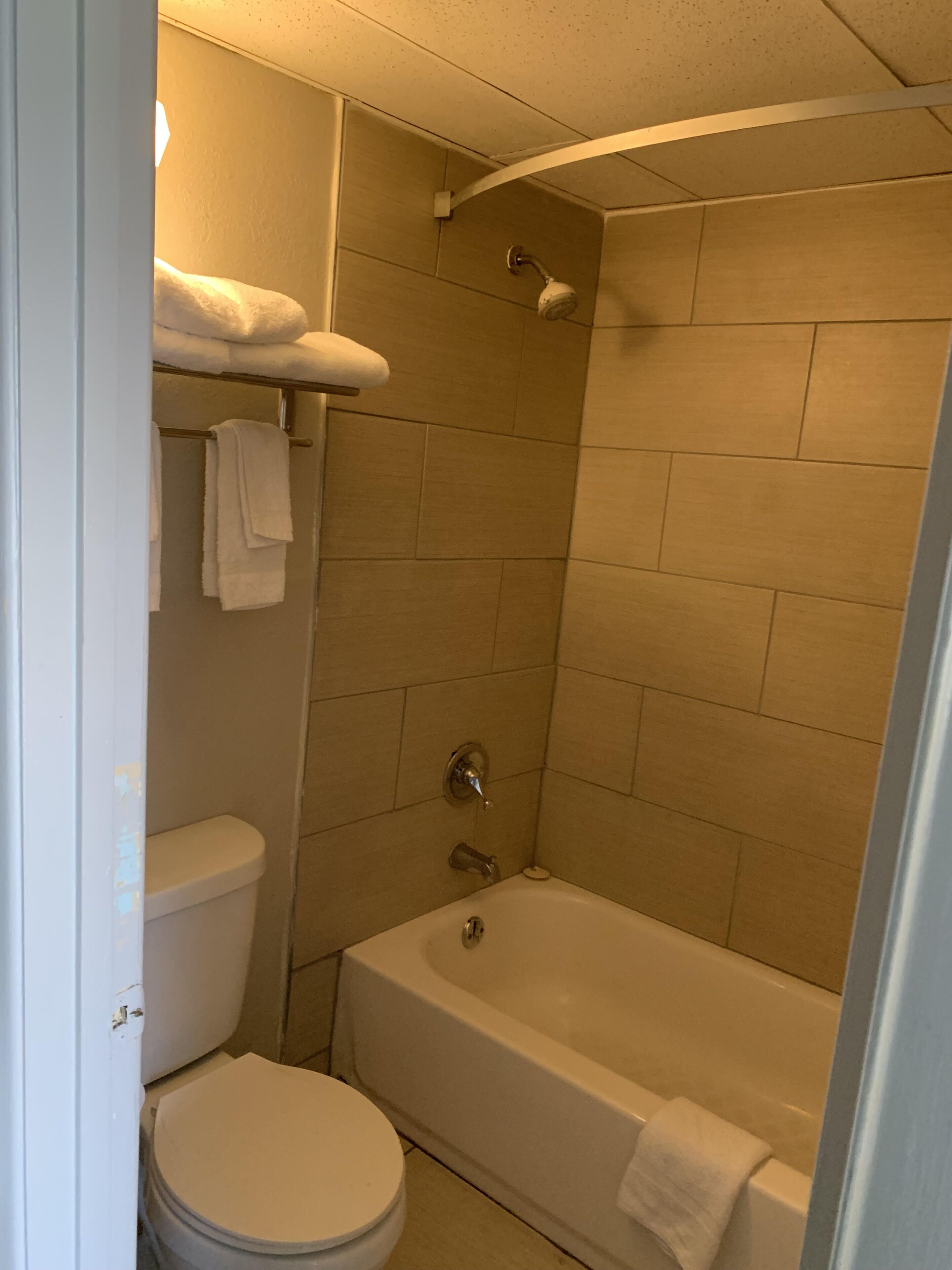 Un baño con inodoro, bañera y ducha.