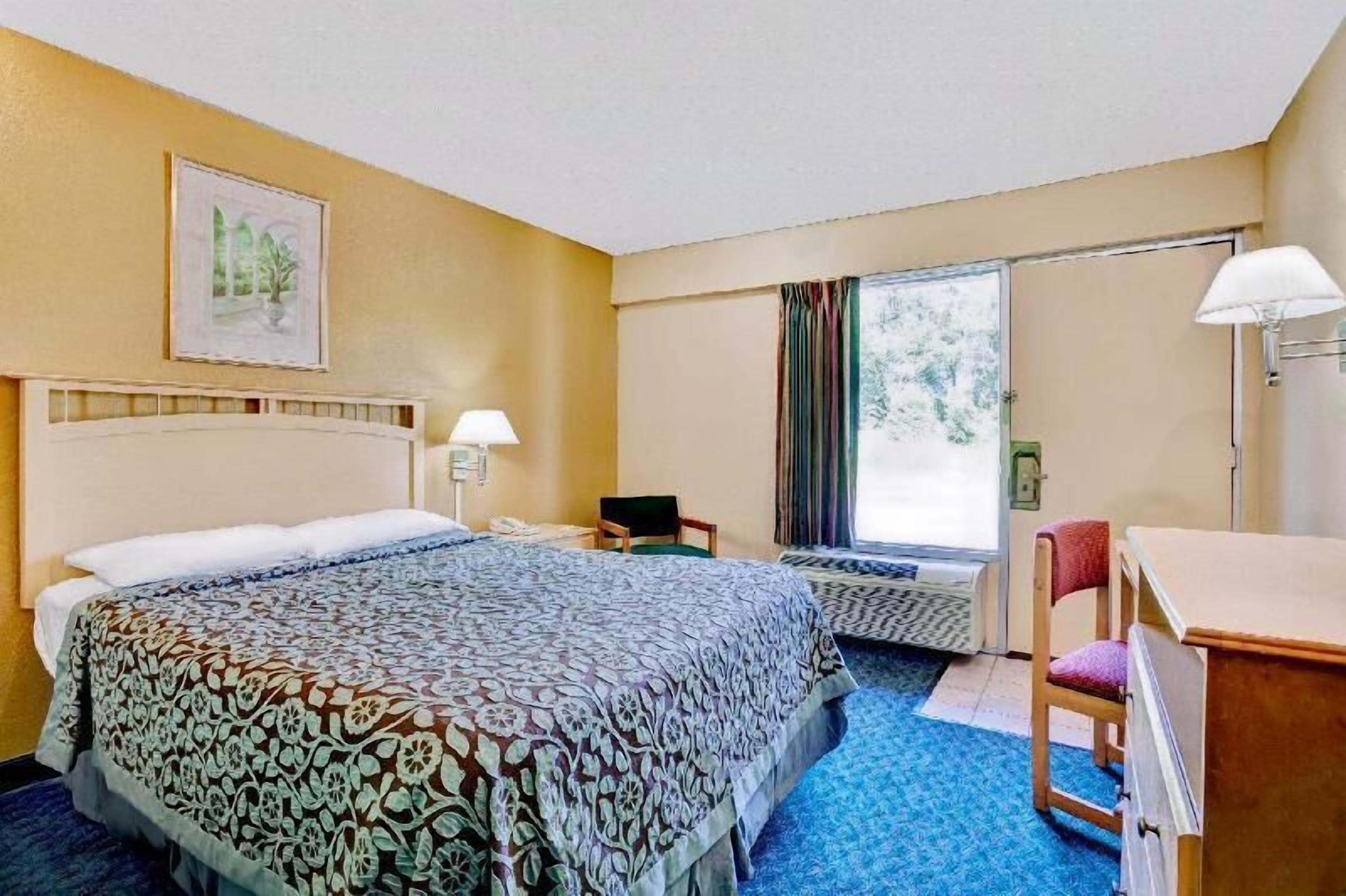 각각 다른 스타일의 인테리어, 각각 다르게 가구 비치, 책상, 암막 커튼