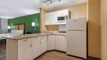 Studio, 1 King Bed, Non Smoking | Desk, iron/ironing board, free WiFi