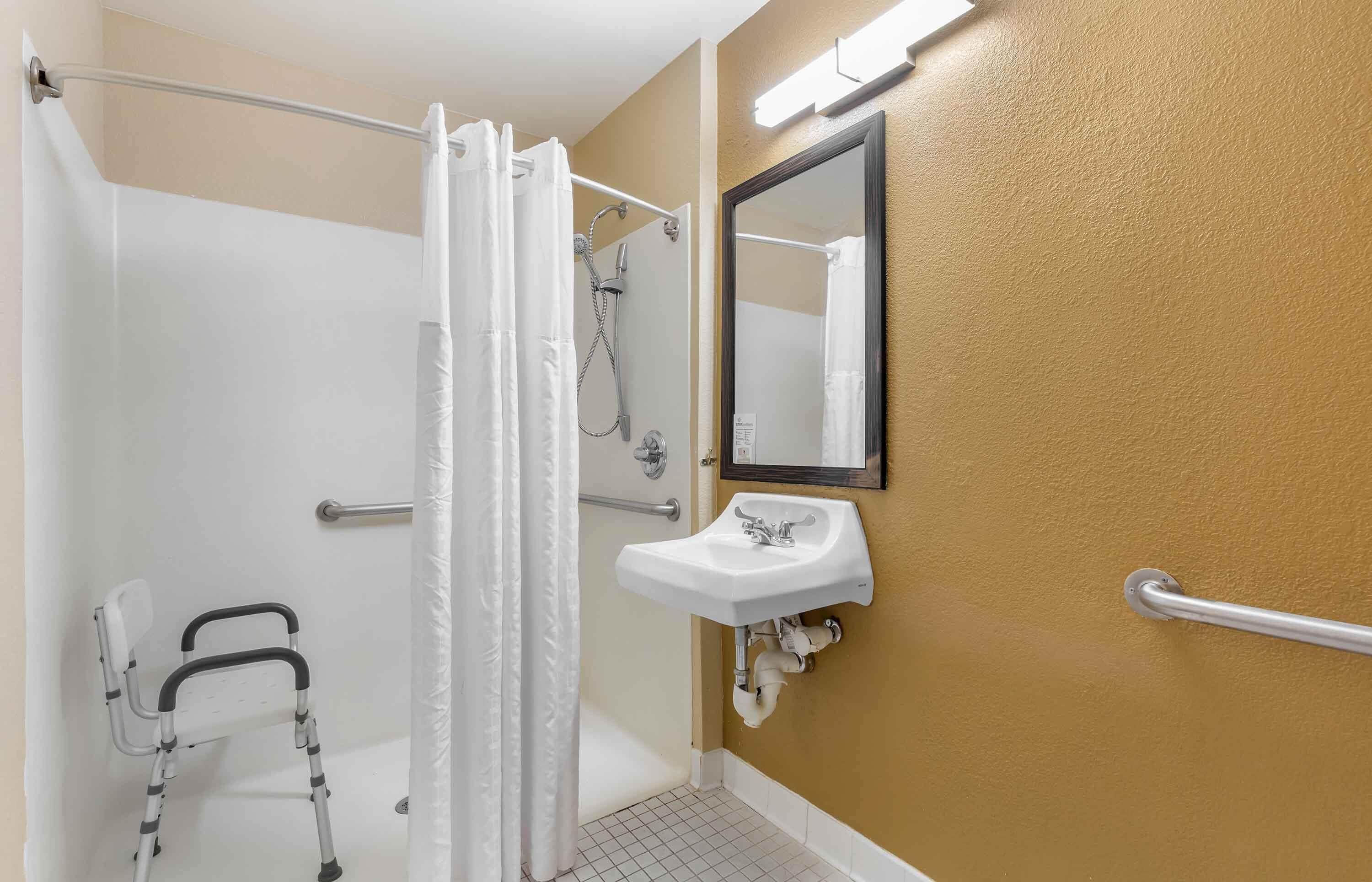 Studio, 1 Queen Bed, Accessible, Non Smoking | Bathroom | Combined shower/tub, free toiletries, hair dryer, towels