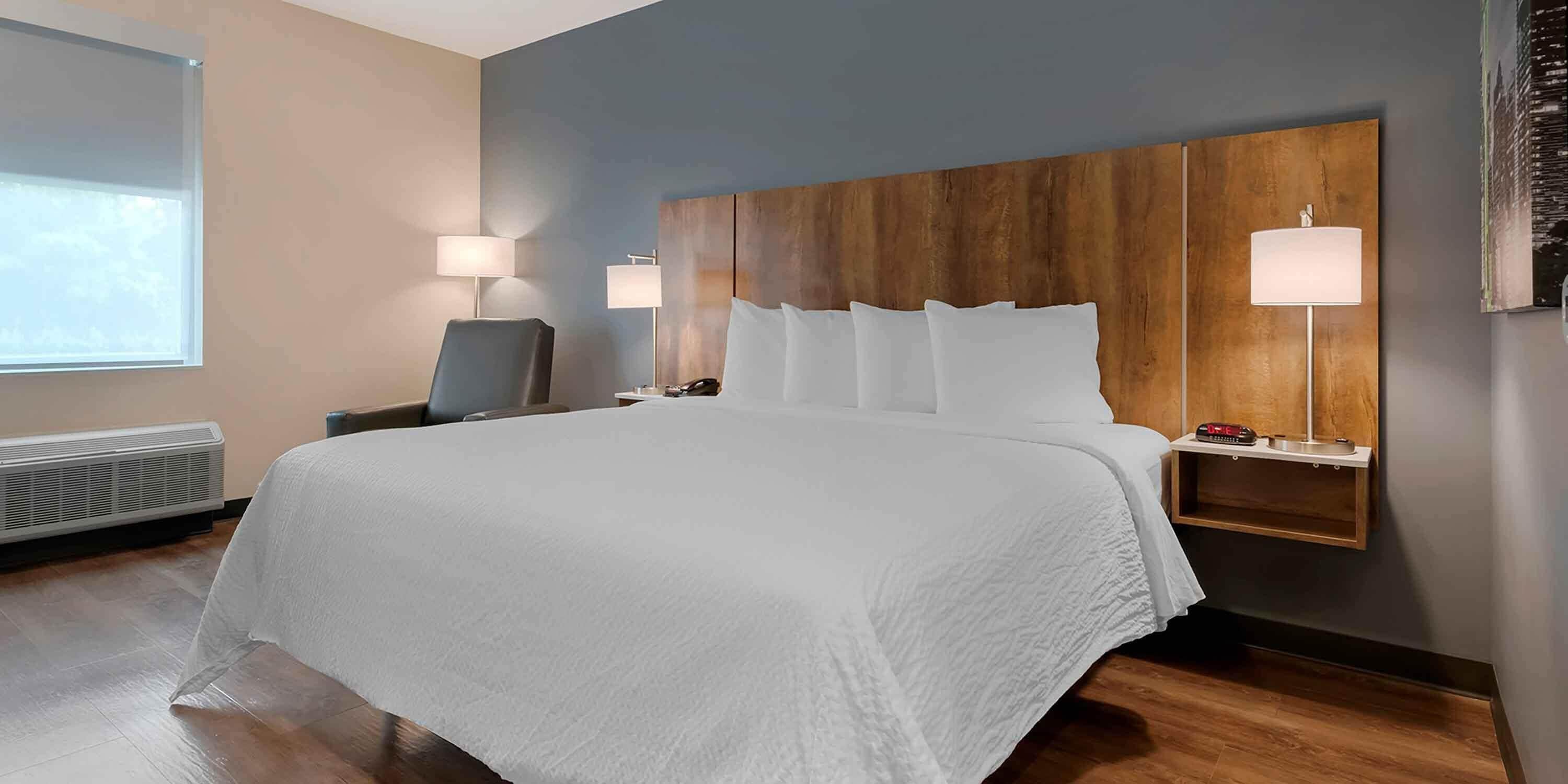 Estudio, 1 cama King size, para no fumadores | Escritorio, cortinas blackout y tabla de planchar con plancha 