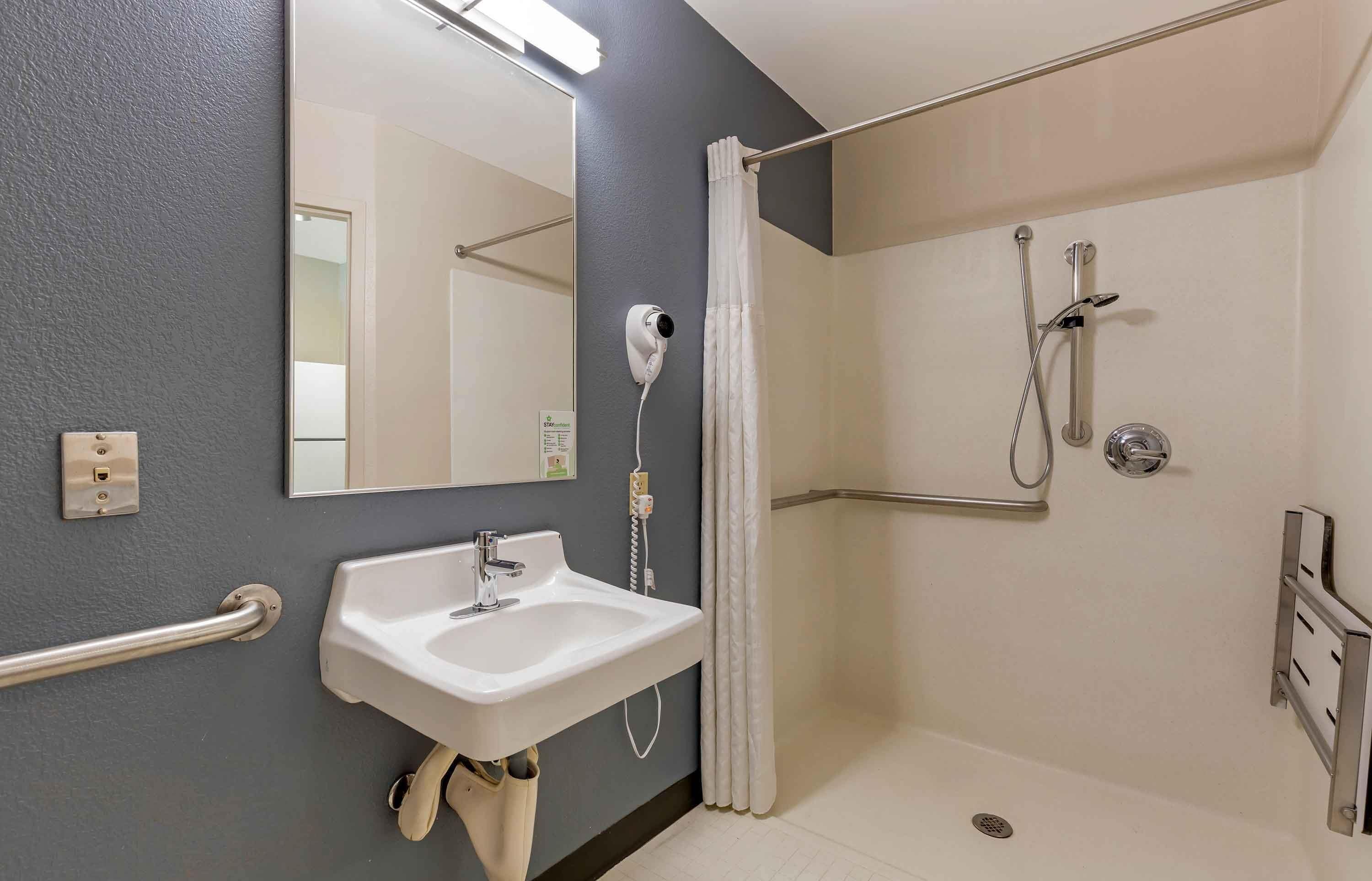 Estudio, 1 cama de matrimonio, accesible para personas con discapacidad, no fumadores | Baño | Ducha y bañera combinadas, secador de pelo, toallas y jabón