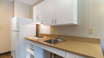 Großer Kühlschrank, Mikrowelle, Herdplatte
