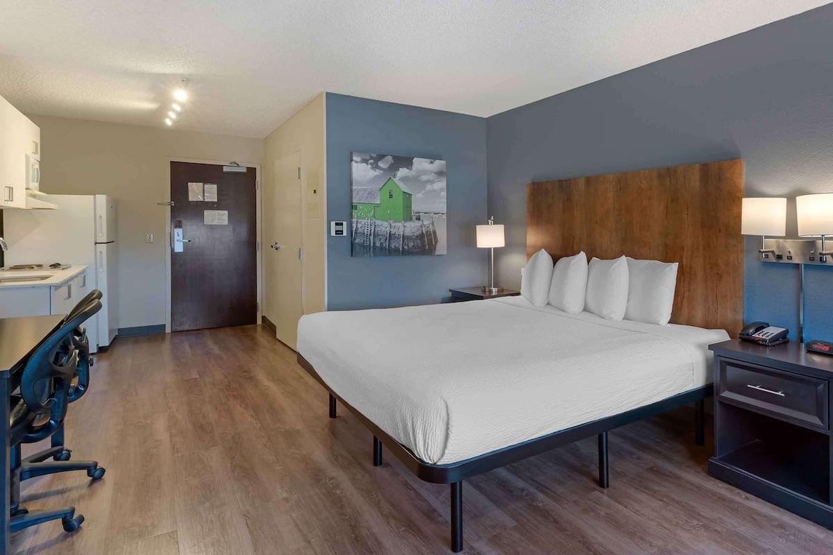 Escritorio, cortinas blackout y tabla de planchar con plancha