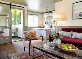 Superior Σουίτα, 1 King Κρεβάτι με Καναπέ-Κρεβάτι, Τζάκι (The LPP Suite Fireplace with Sleeper) | Σεντόνια από αιγυπτιακό βαμβάκι, κλινοσκεπάσματα υψηλής ποιότητας 