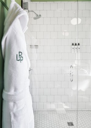 Een regendouche, designer toiletartikelen, een haardroger, badjassen
