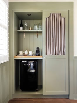 Egyptian cotton sheets, premium bedding, minibar, in-room safe at Le Petit Pali at 8th Ave