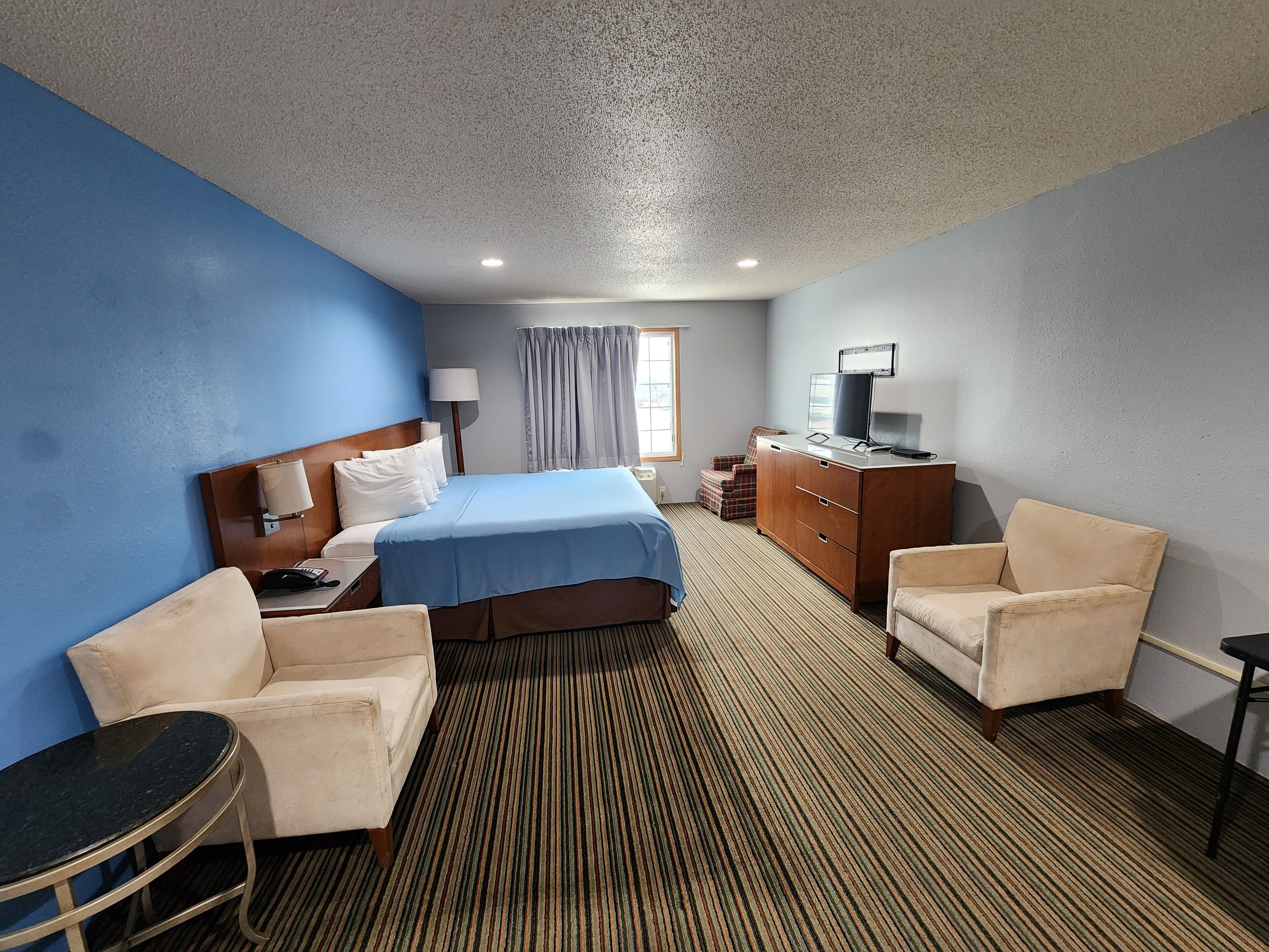 executive studio suite, 1 king bed, kitchenette | living area | 42-inch tv with premium tv channels