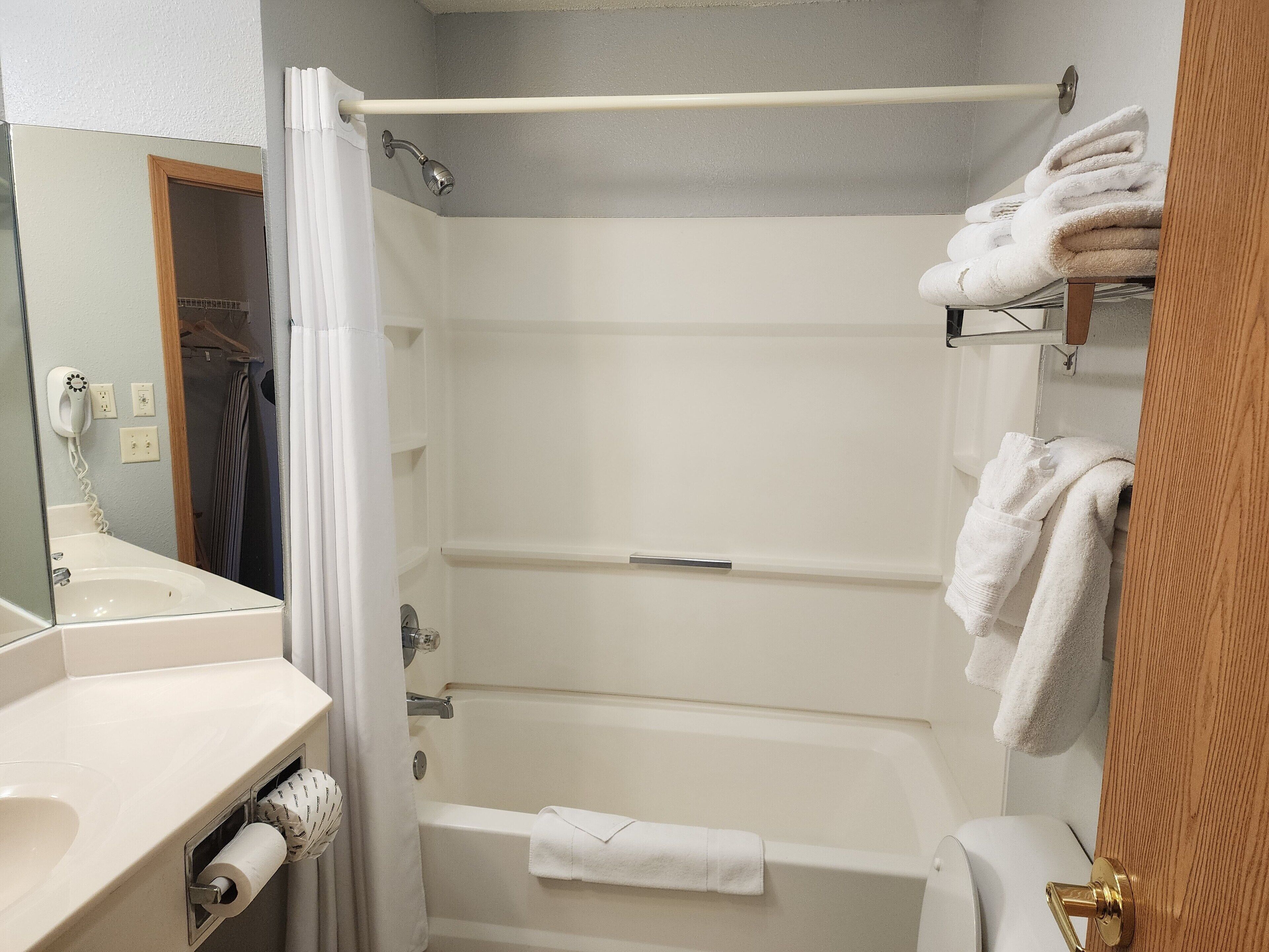 combined shower/bathtub, free toiletries, hair dryer, towels