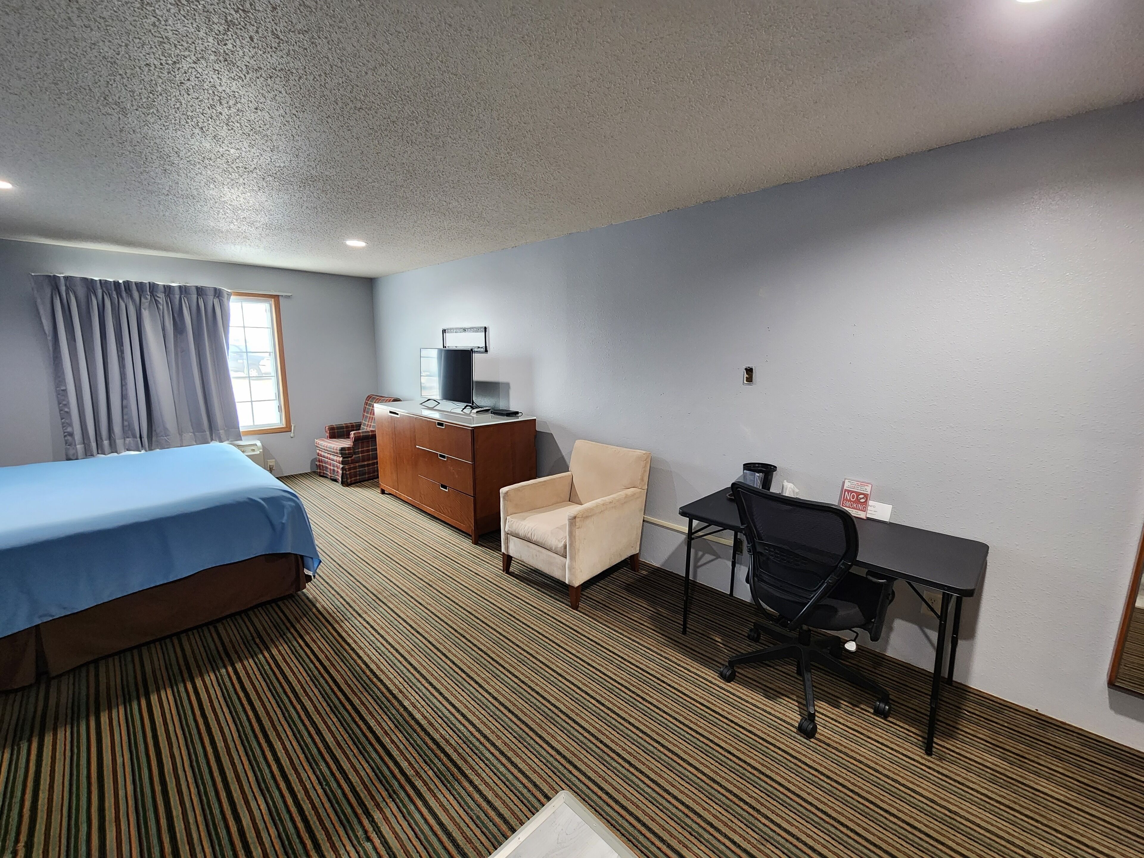 executive studio suite, 1 king bed, kitchenette | living area | 42-inch tv with premium tv channels