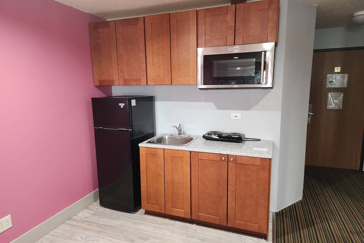comfort studio suite, 2 queen beds, kitchenette | private kitchen | fridge, microwave