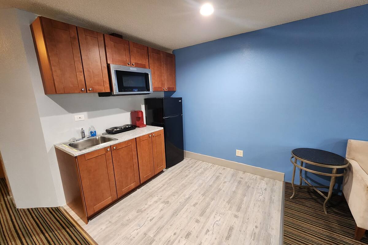 executive studio suite, 1 king bed, kitchenette | private kitchen | fridge, microwave