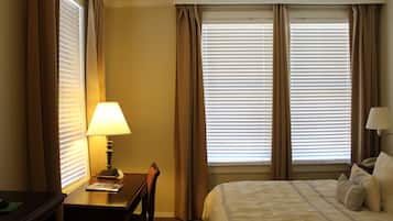 Corner Queen | 1 bedroom, individually decorated, desk, iron/ironing board